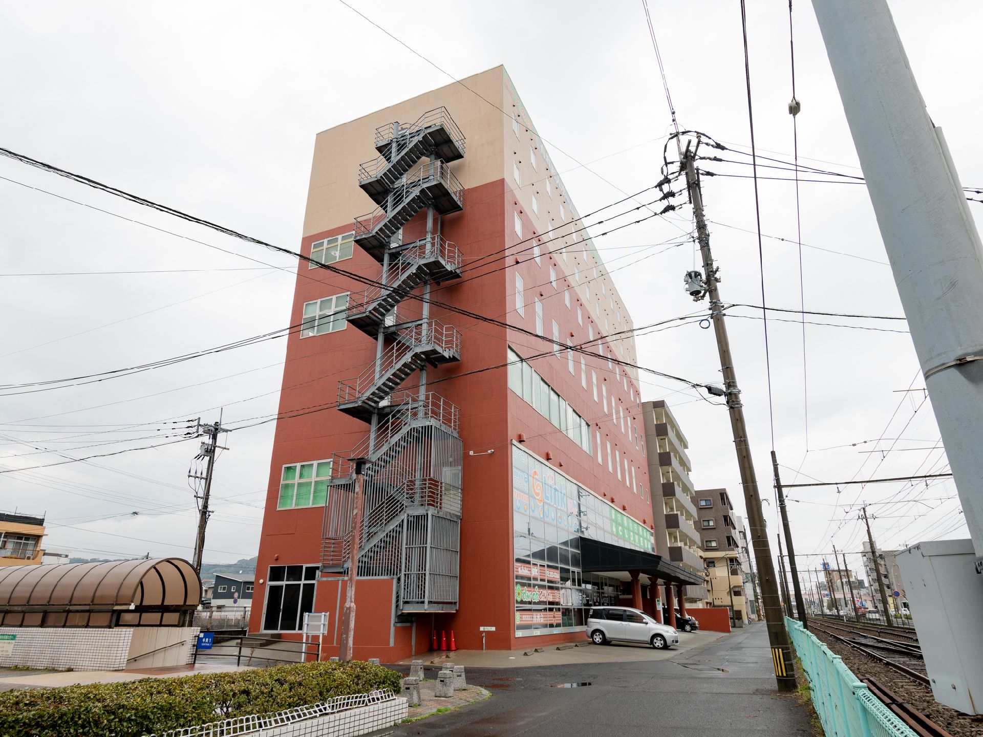 施設の出入り口から見た、施設全体の外観