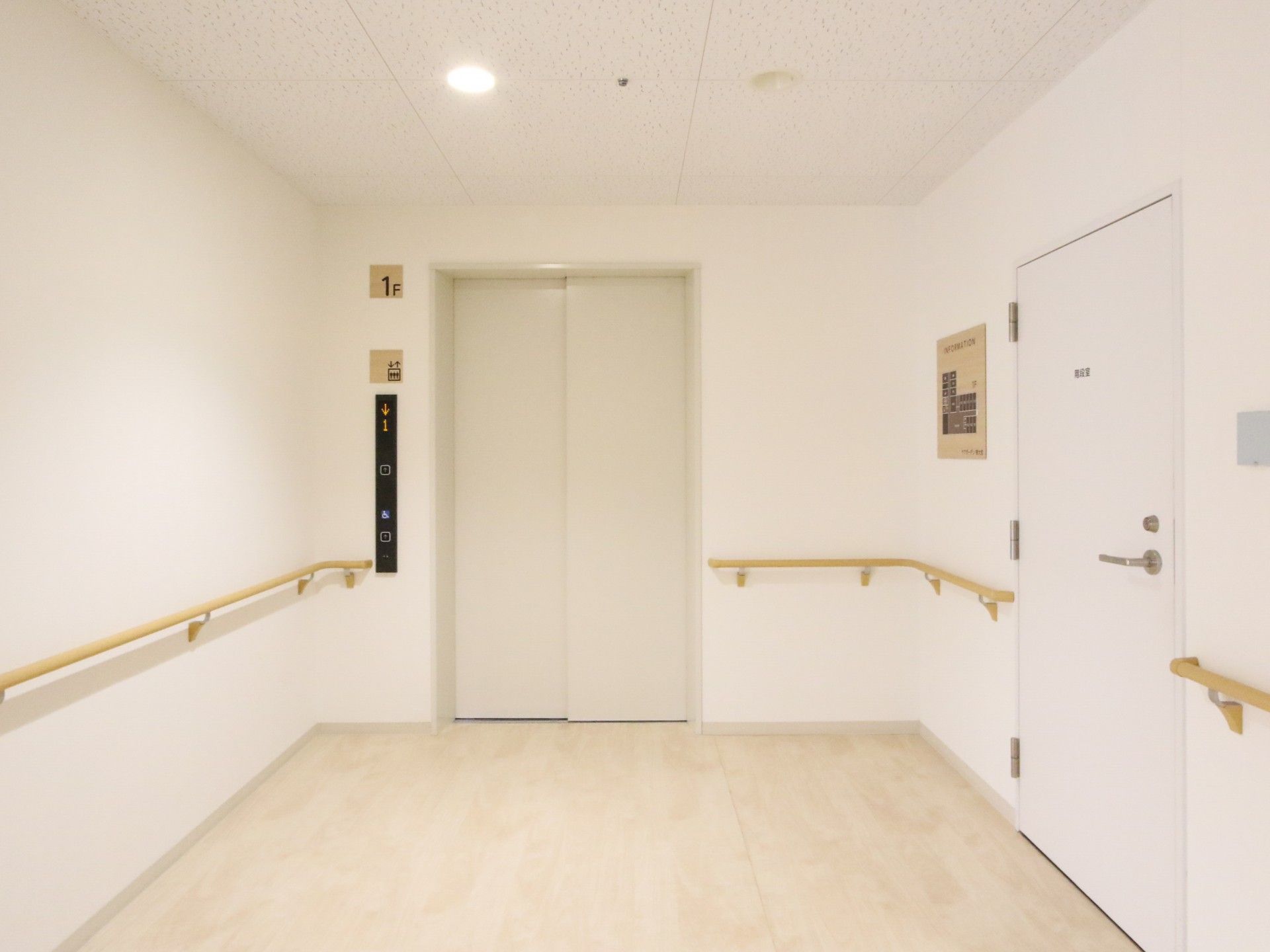 手すりのある廊下