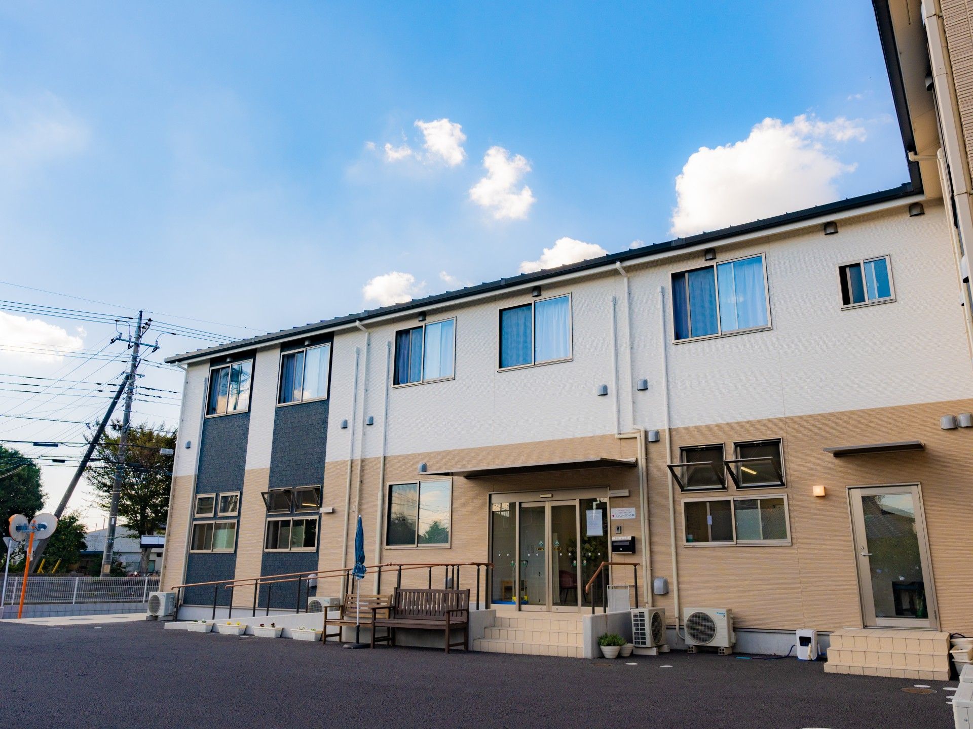 入り口が二ヵ所ある正面外観