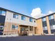 白と黄色と紺の２階建ての建物