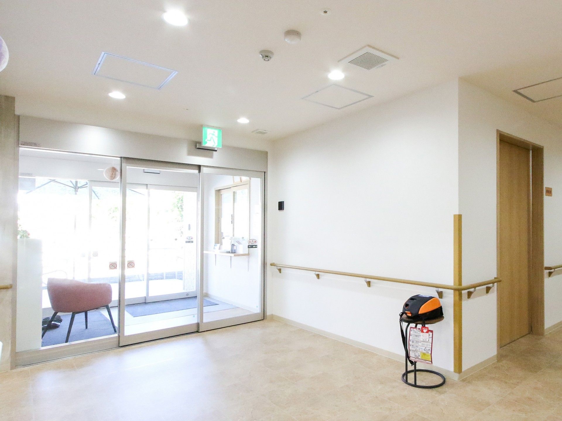 手すりがついた段差がない出入口