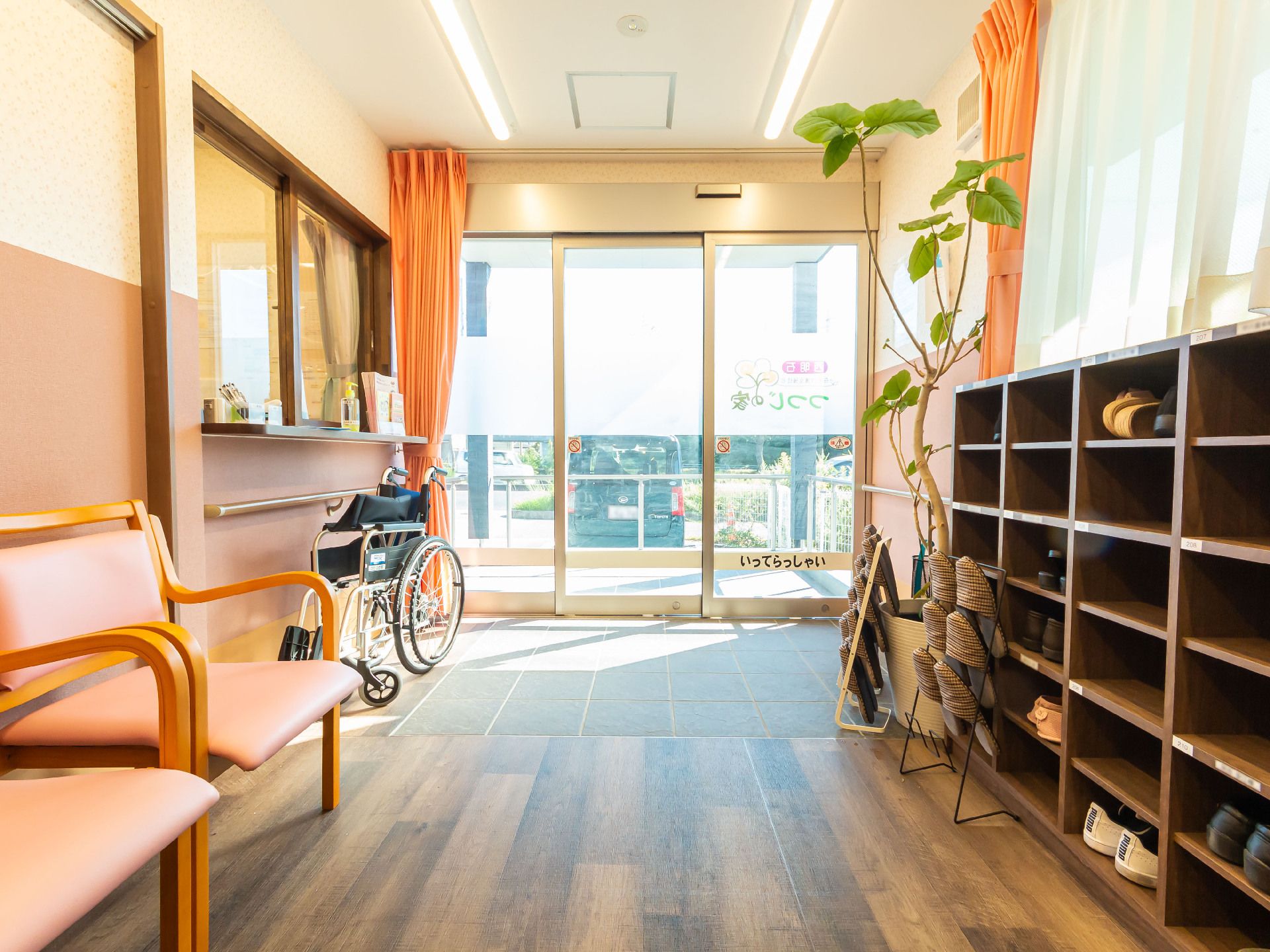靴箱と椅子に囲まれた建物の入り口