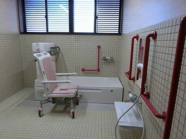 バリアフリー設計の浴室