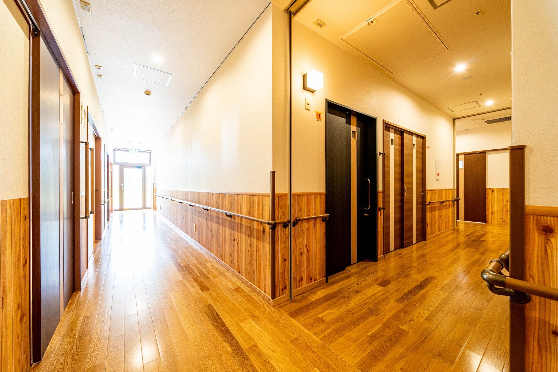 明るく広々とした廊下