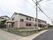 住宅街に施設がある。道路から少し嵩上げした場所に建物があり2階建てである。腰高窓が並んでおり、建物の端に玄関がある。
