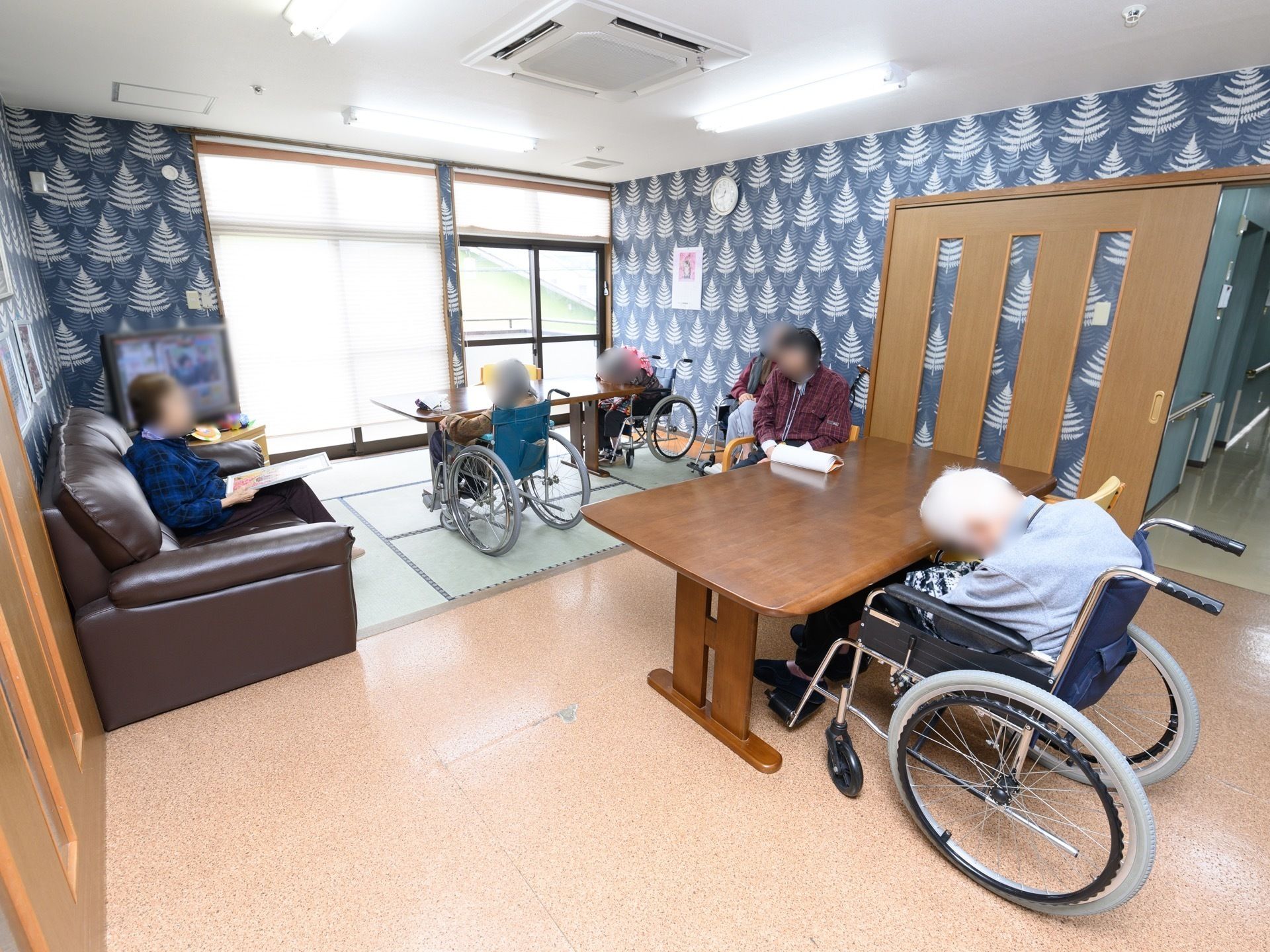 掃出し窓のある空間である。窓際に6畳ほど畳が敷かれており、壁際にソファがある。通路に続くところはフローリングである。