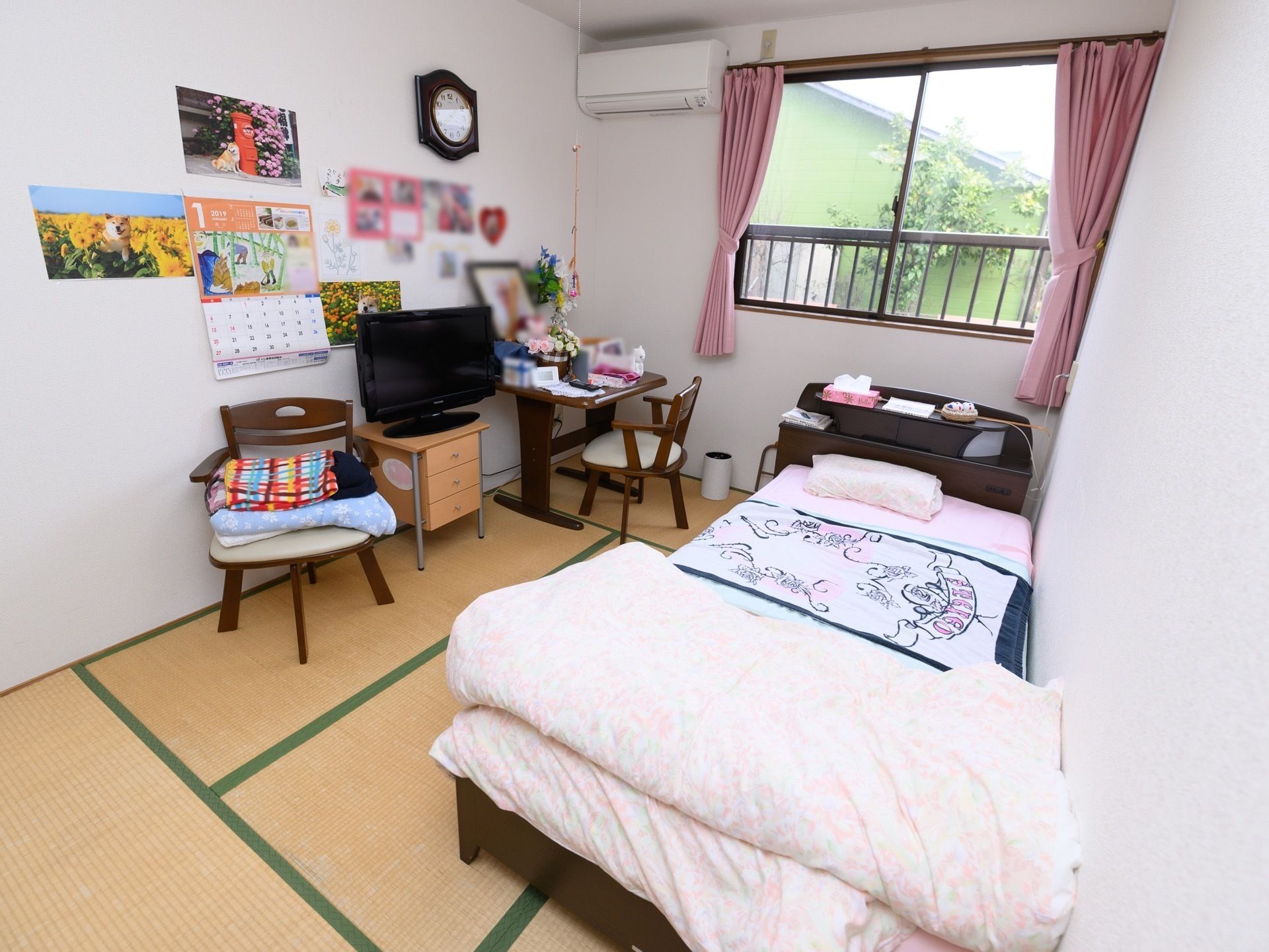 畳敷きの居室である。カーテンがついた腰高窓があり、外側に低めの手すりがついている。壁に沿ってベッドがある。