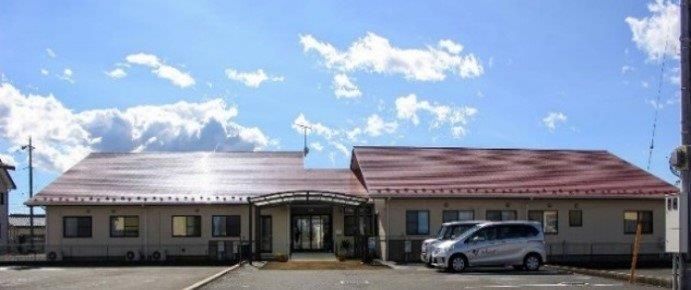 車椅子のご入居者様とスタッフ
