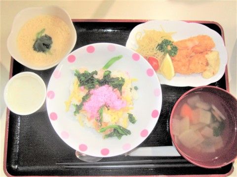赤いりんごの食事。栄養バランスの整った美味しい御食事を毎日出来たてでご提供しております。