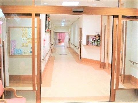赤いりんごのエントランス。車椅子でのご利用も楽にできるおおきなエントランス。バリアフリー設計となっております。