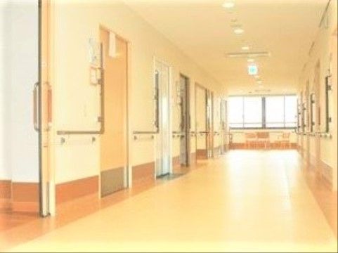 赤いりんごの廊下。車いすでのすれ違いも安心して行っていただける通路幅の広い廊下です。