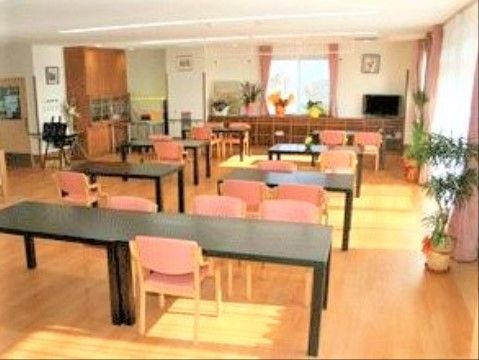 赤いりんごの食堂。車いすのままお使いいただける専用のテーブルセットを備えた食堂です。