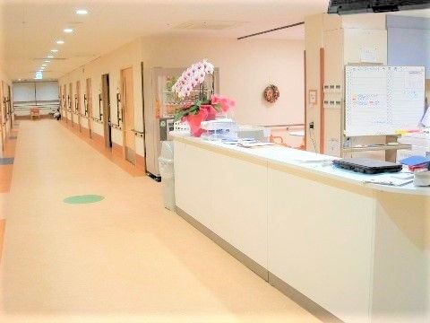 赤いりんごのスタッフステーション。経験の豊富なスタッフが毎日みなさまに寄り添って介護・サポートを行なってまいります。