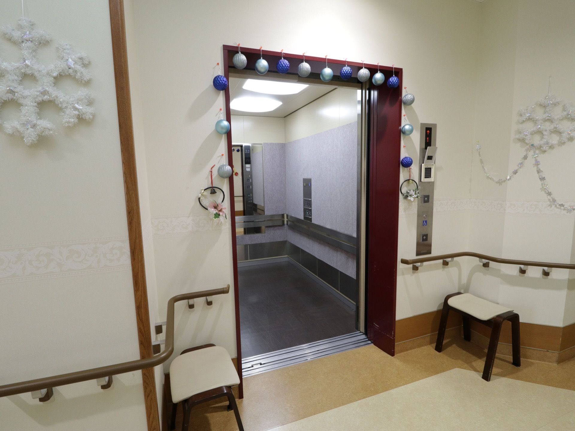 奥行きがあり、鏡や手すりが取りつけられている。入口の周りに飾りが施されている。両脇に荷物置き場が用意されている。