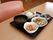 お盆に乗せられた、１人分の食事の一例である。ご飯と味噌汁の他に、３品のおかずがあり、デザートもついている。