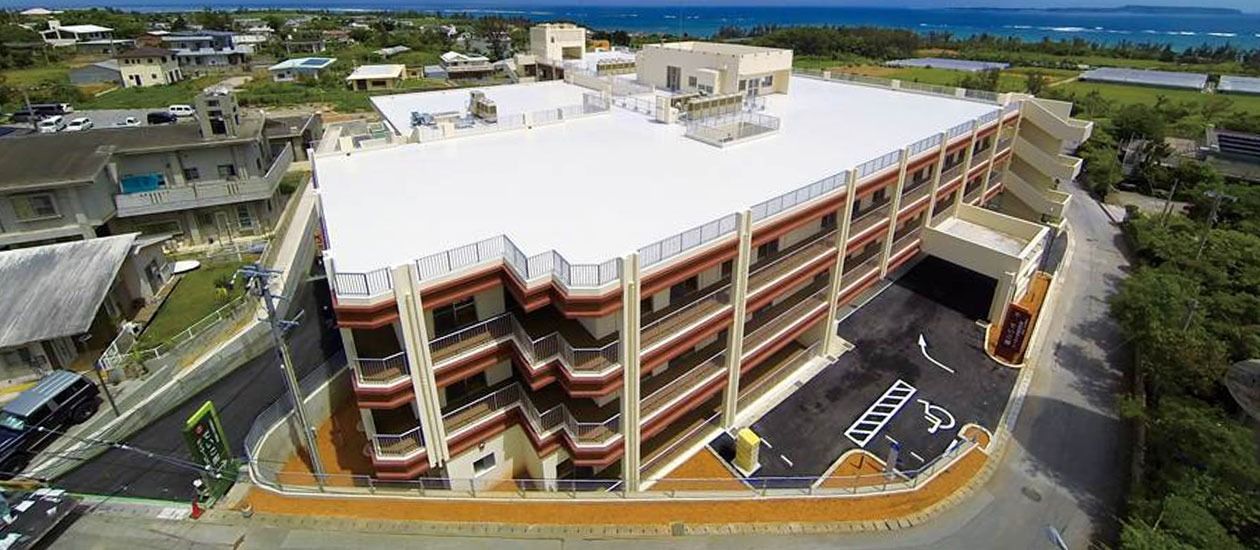 周囲の景色が広がる建物