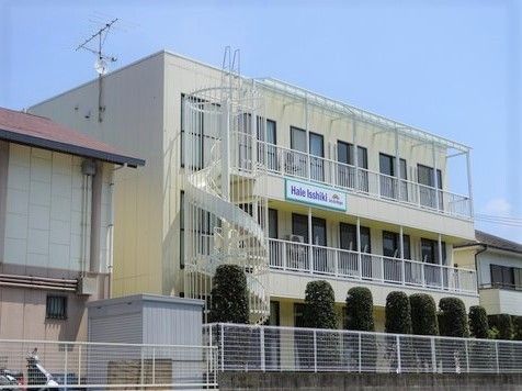 鉄骨造の建物の外観写真。オハナの家Hare一色を正面からとったもの