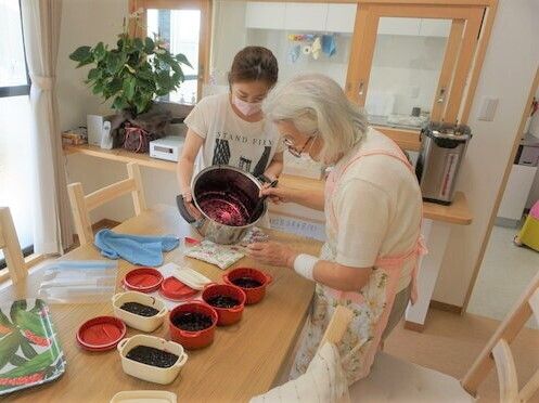食事の準備をしている様子の高齢者とスタッフの様子