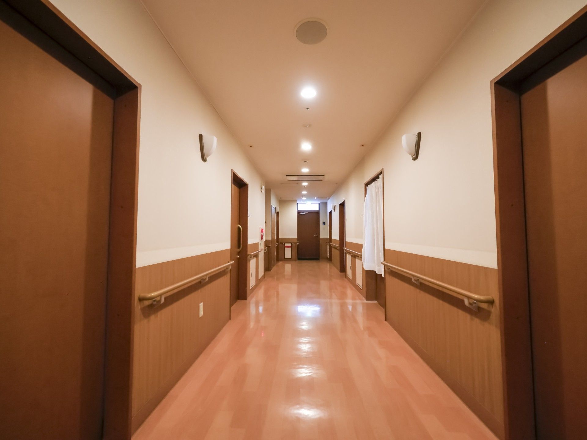 ラグが敷かれた上にはローテーブル屋座布団が置かれ、テレビや寝具付きのベッドが置かれた個性あふれる部屋。