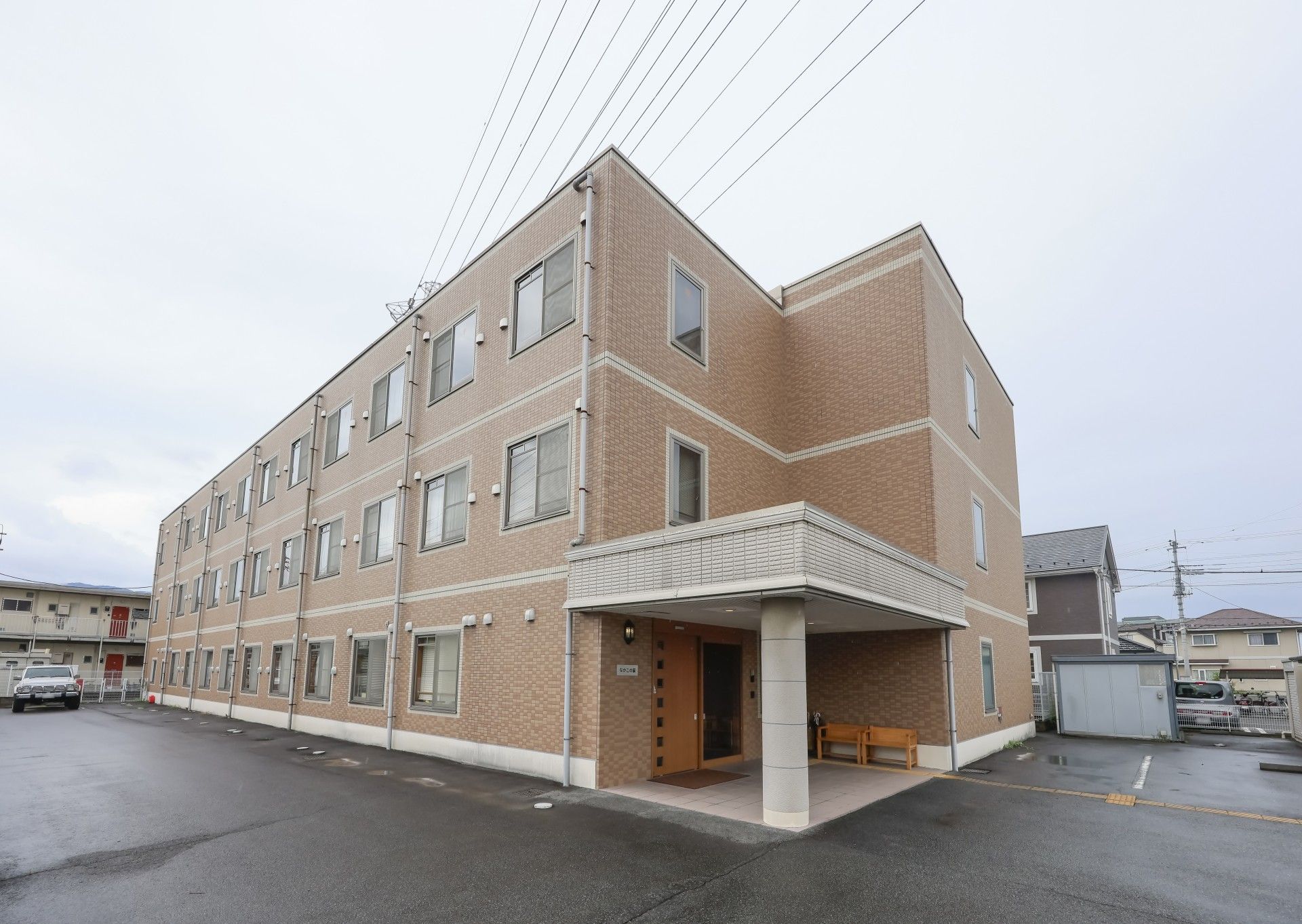 ゆったりとした入口の建物