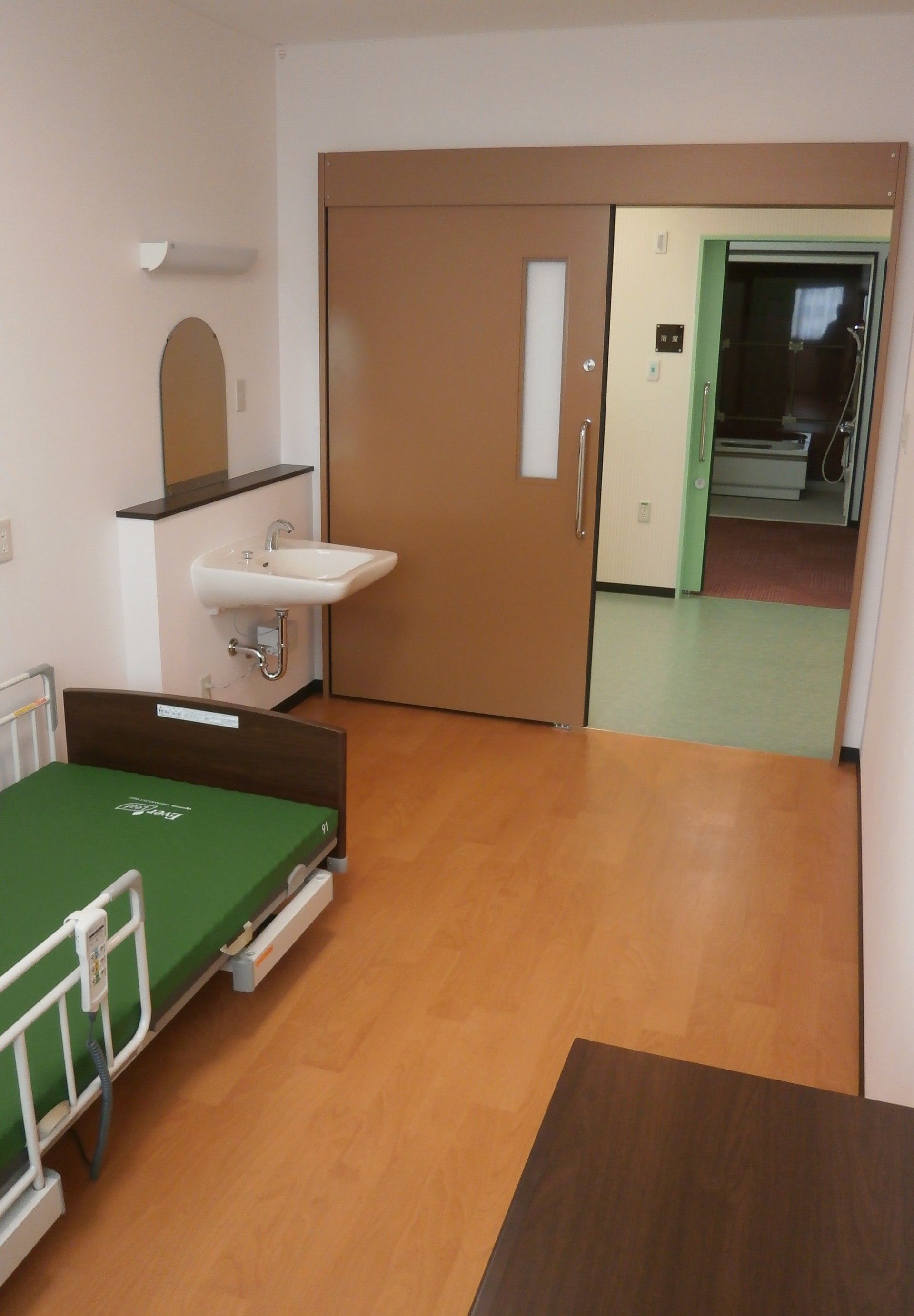 居室のベッドと洗面台