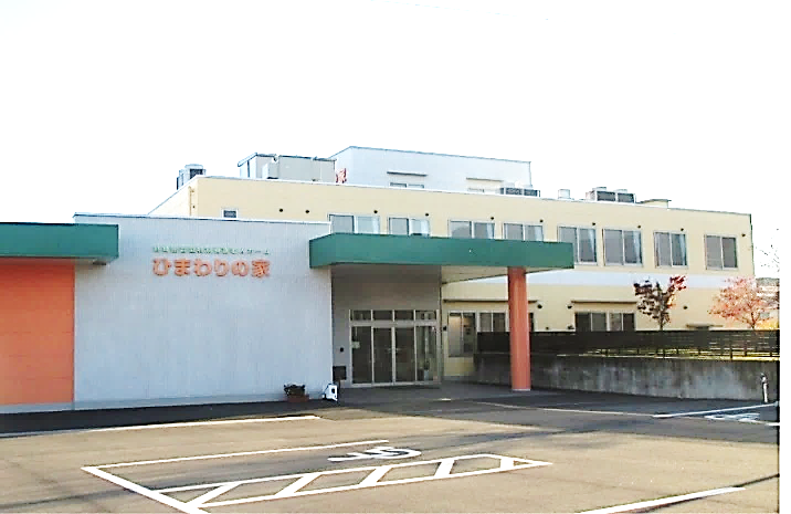 明るい外観の建物入口