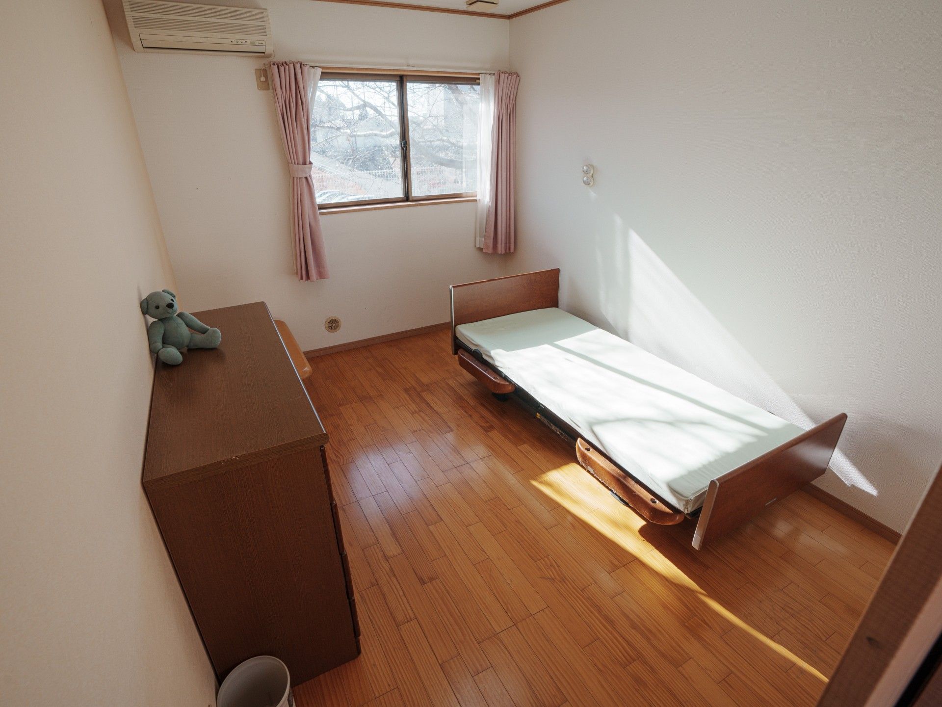 シンプルな居室の内観