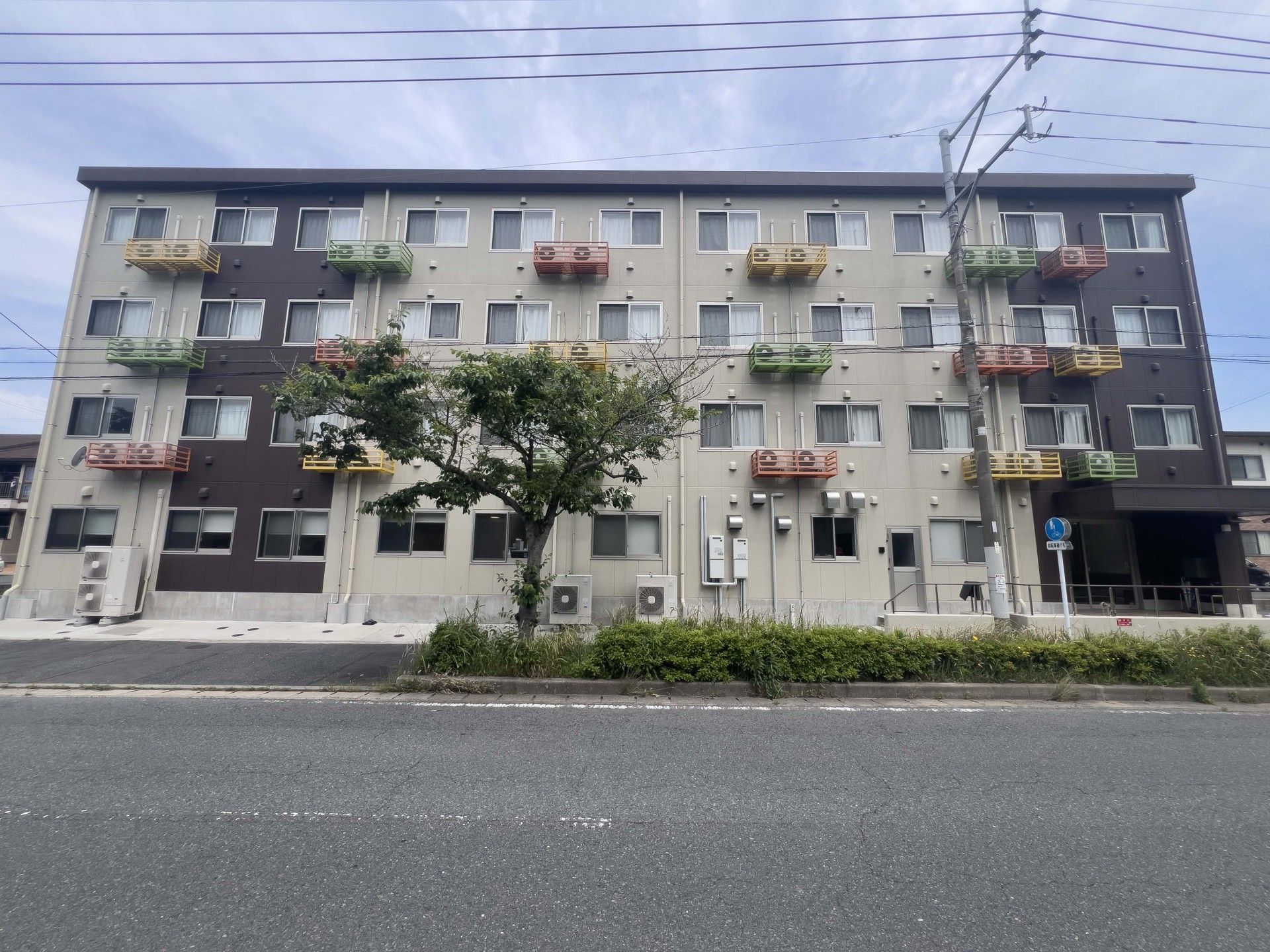 多色のバルコニーが特徴的な建物