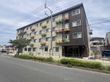 多色のバルコニーが特徴の建物