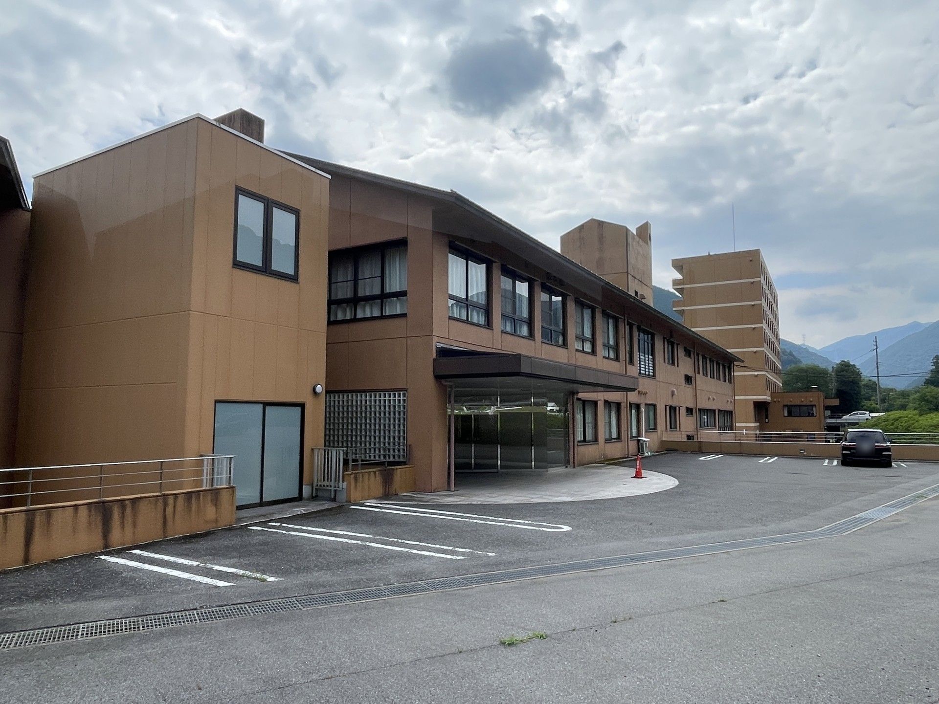 広い駐車場の建物外観