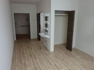 クローゼットが付いたフローリングの部屋にはトイレや洗面所もあり、洗面所は車いす対応の仕様。