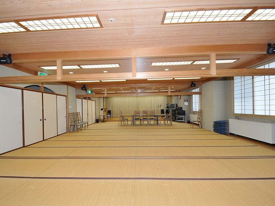 全面畳敷きの温泉にあるような宴会場の様子。カラオケ機材がある様子