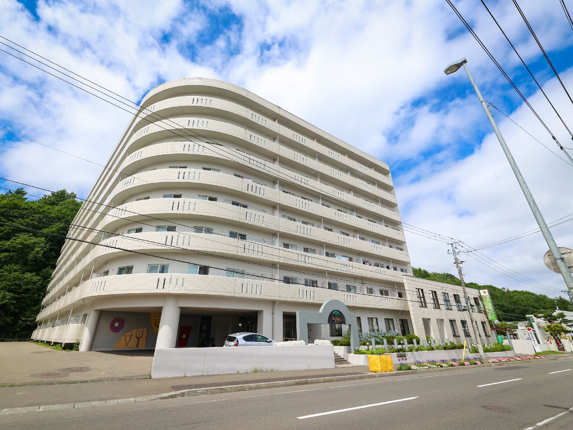 全体が白色の高齢者向け住宅