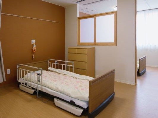 落ち着いた色調の居室