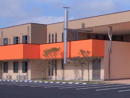 鮮やかな外壁の建物