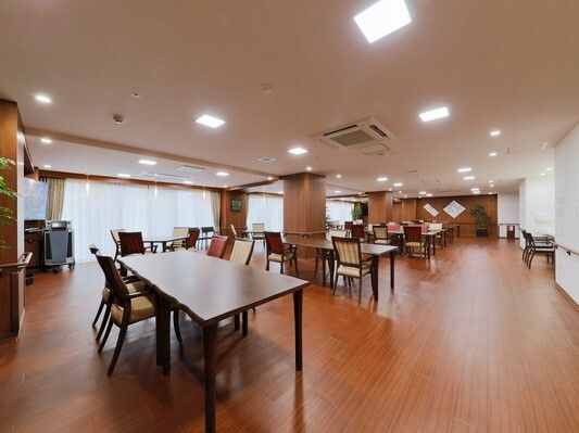 テーブルが多くある食堂。ウッドテイストだ