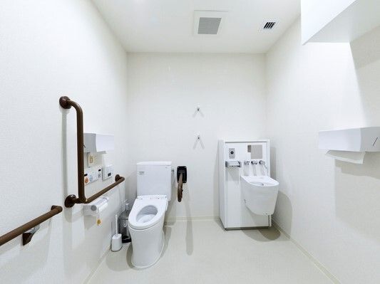 手すりやナースコールがついたオスメイト付きのトイレ。介護用トイレの様子