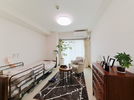 家具類が並べられている施設内の居室。利用時のコーディネート例