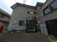 ゆったりとした入口のある建物