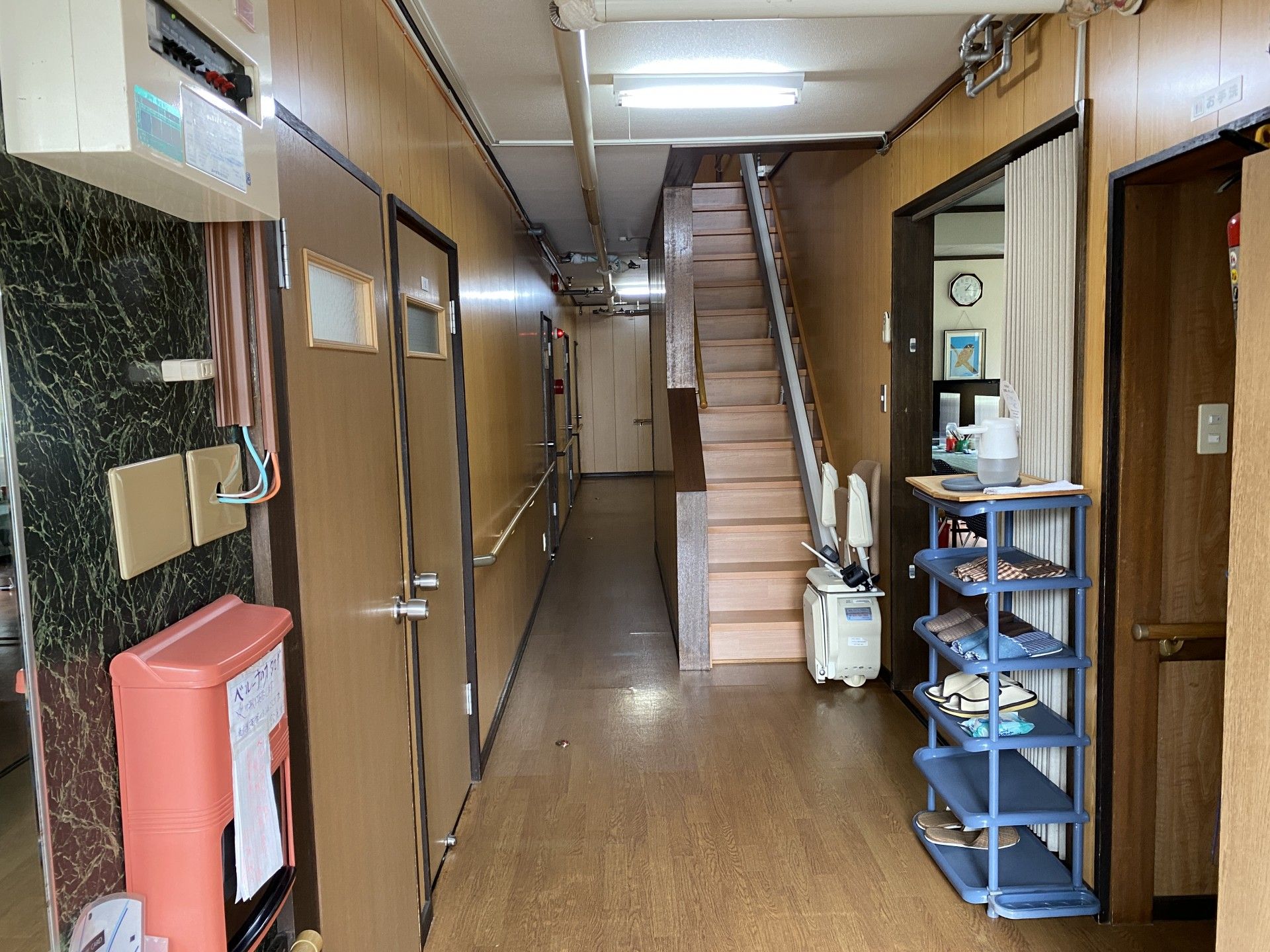 廊下と階段のある施設