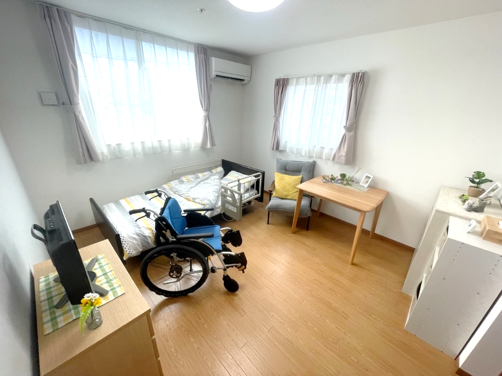 エアコンが設置された広い部屋には大きな窓が二つあり、ベッドが二台置かれている。他の家具はない。