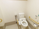バリアフリー設計のトイレ空間