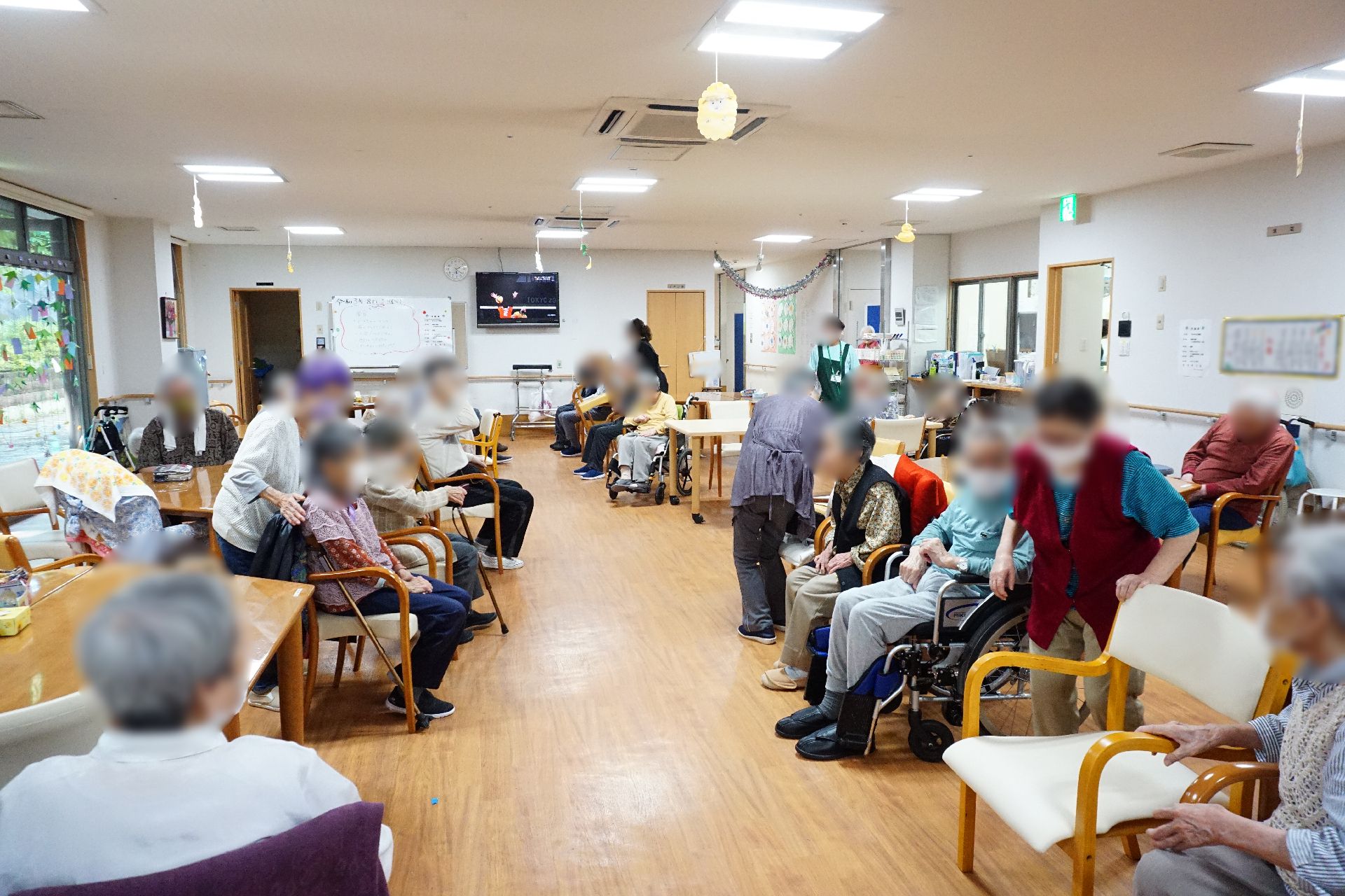 面積が広く、入居者が集まってレクリエーションをしているリビング