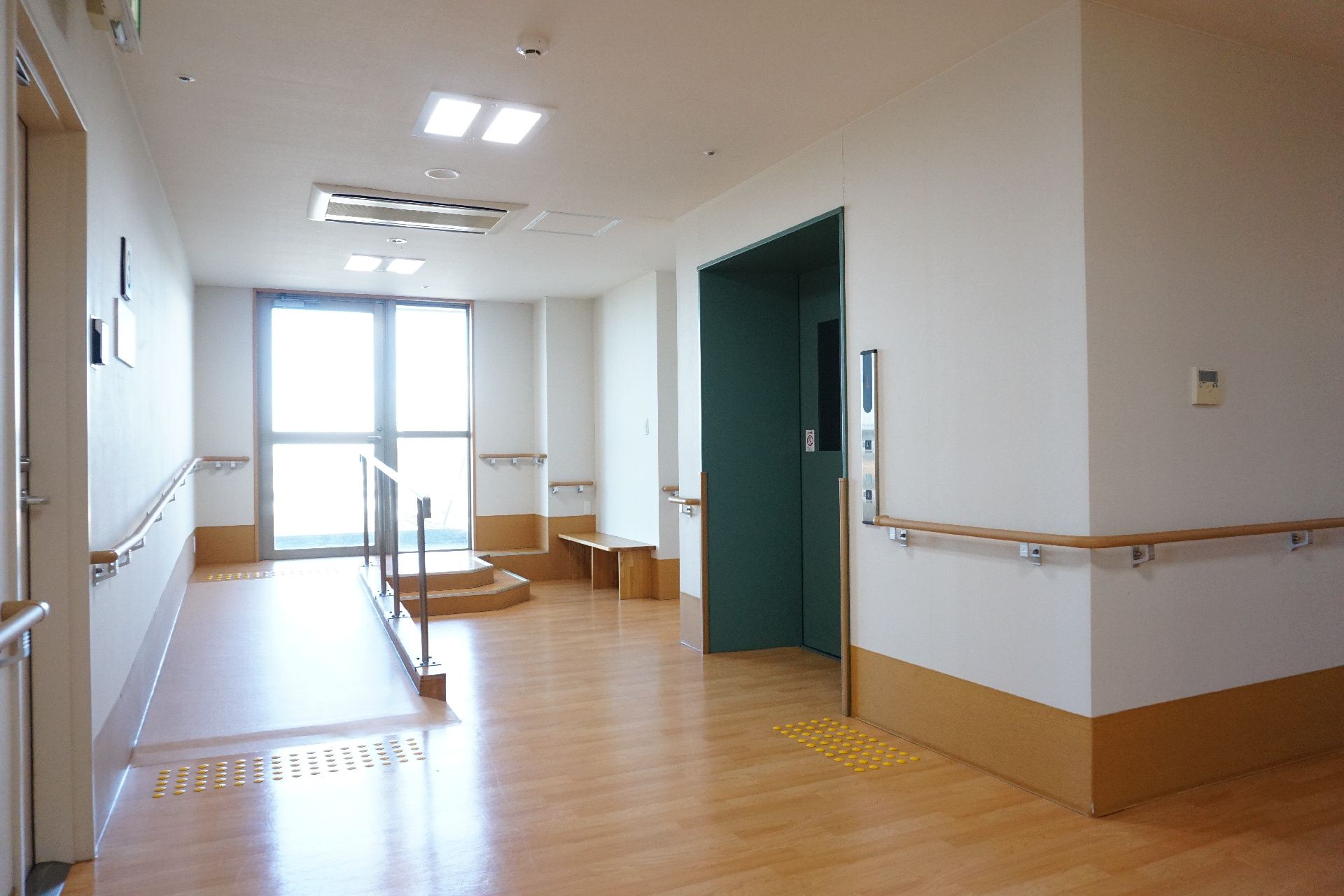 完全にバリフリー化され、手すりやスロープが設置されている廊下