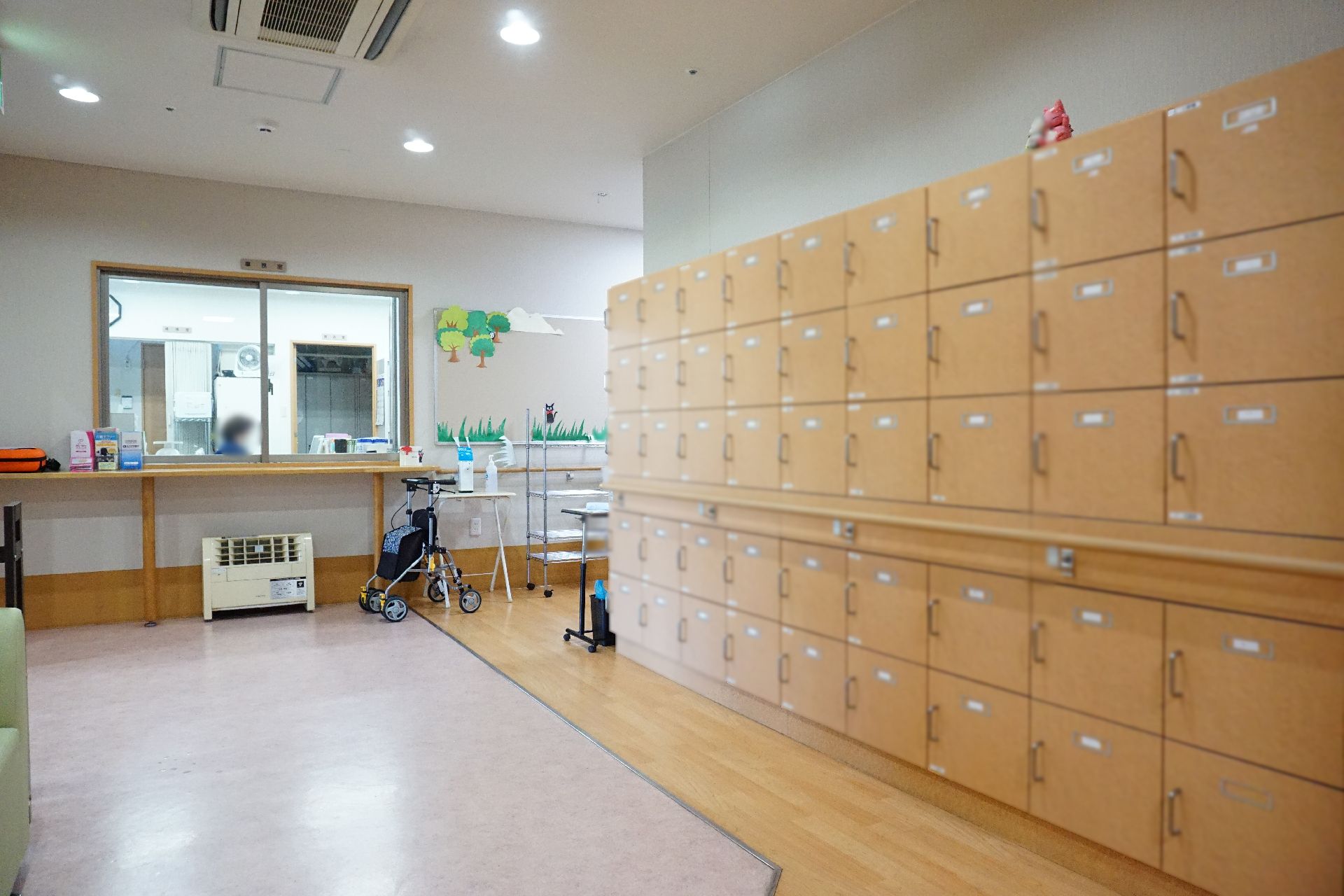 笑顔で手を叩く高齢女性と女性スタッフ
