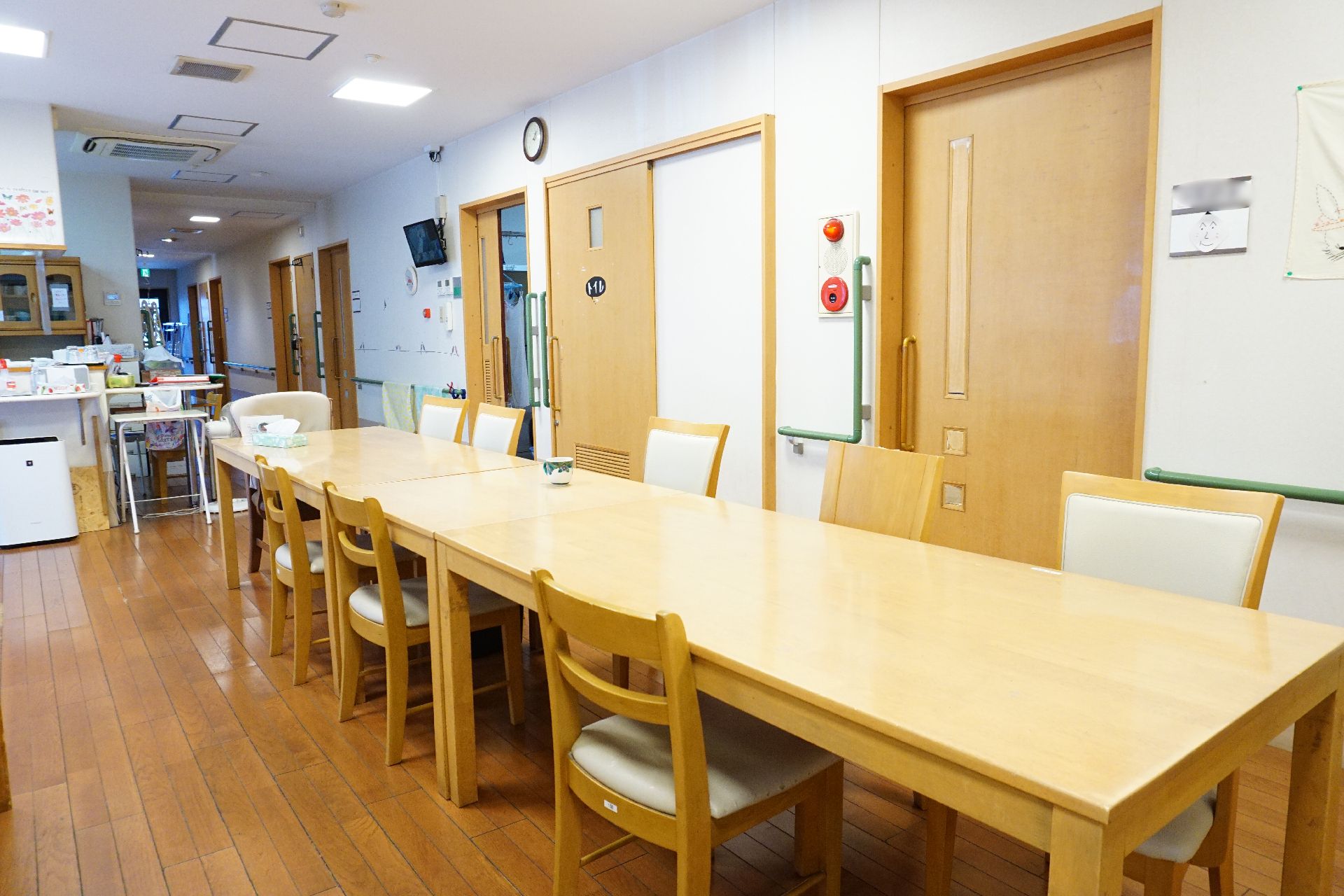面積が広く、長いテーブルが連結されて置かれているリビング