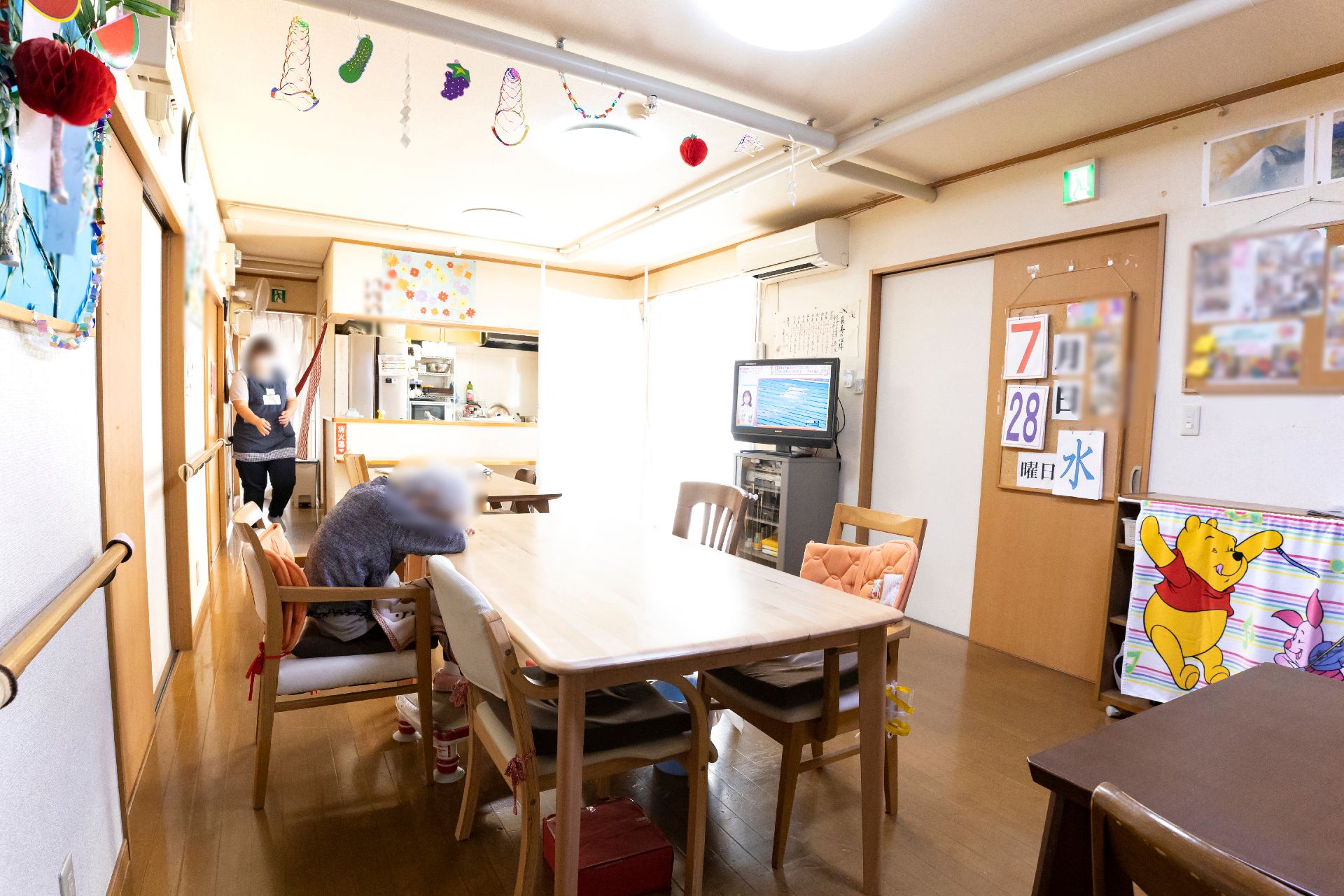 大きな窓が設置され、展示物が多くてにぎやかな雰囲気があるリビング
