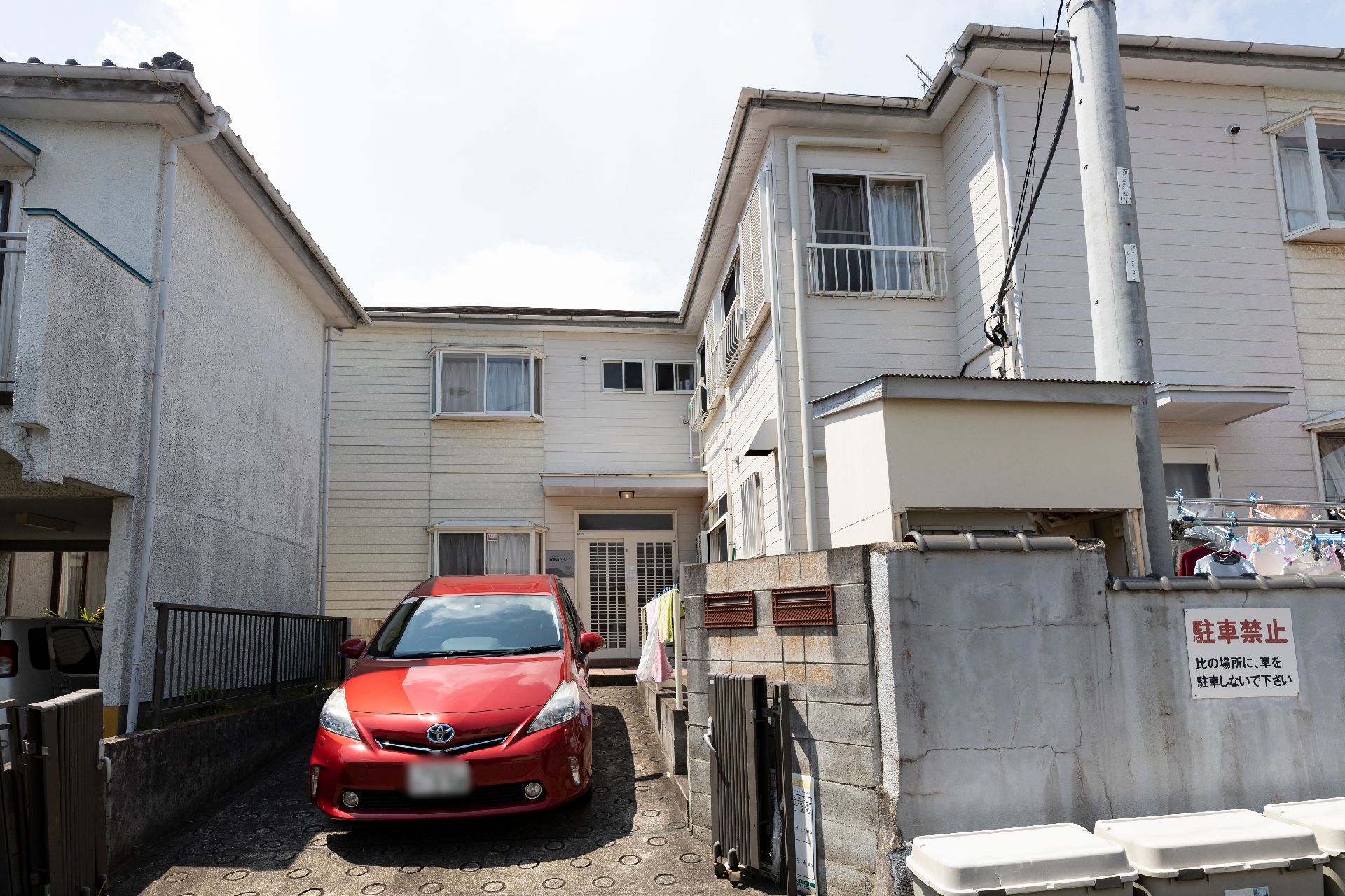 住宅街に溶け込む形で立地し、静かで大きな騒音がない周辺環境