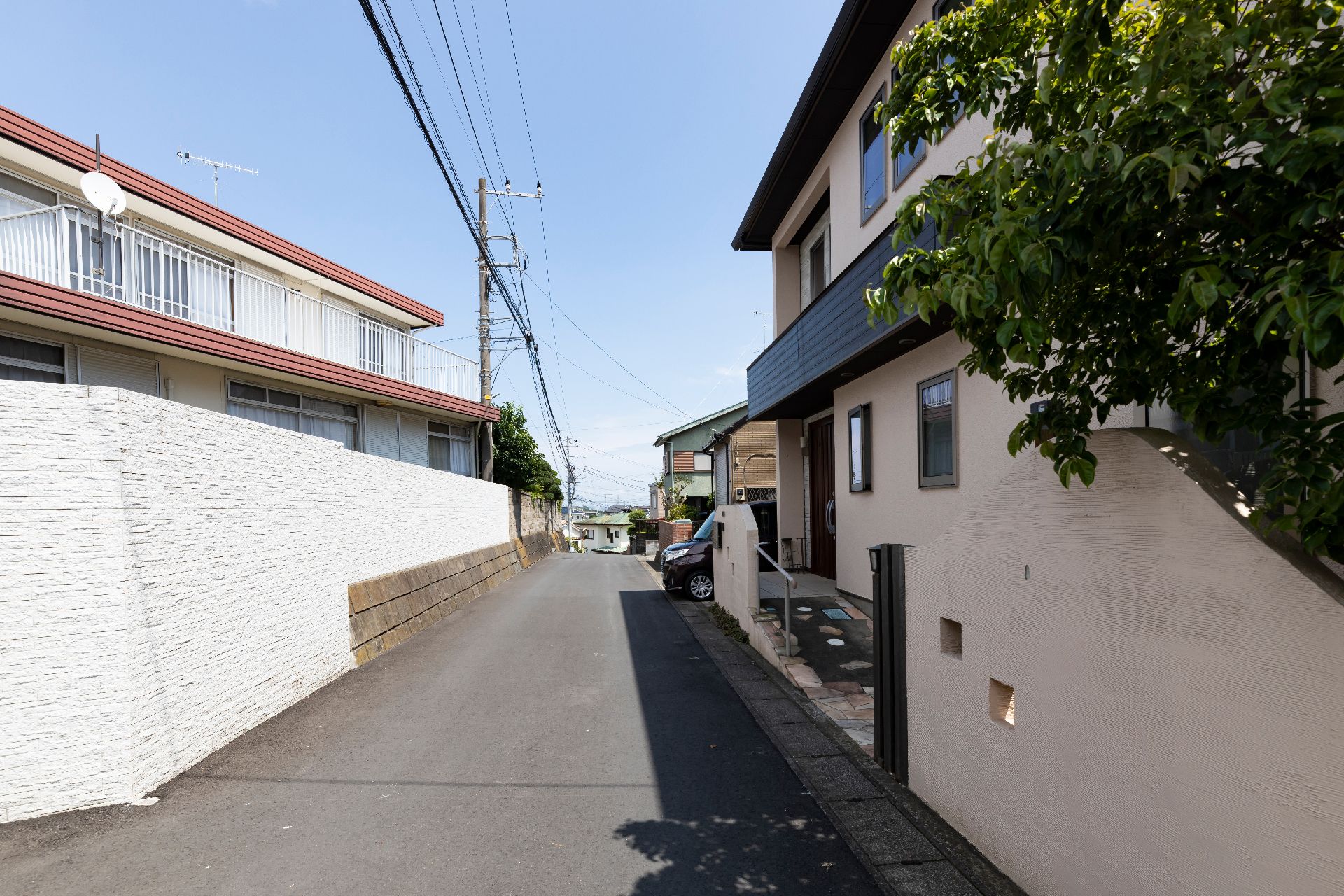 閑静な住宅街が広がり、車の通行量も少なく安全な周辺環境