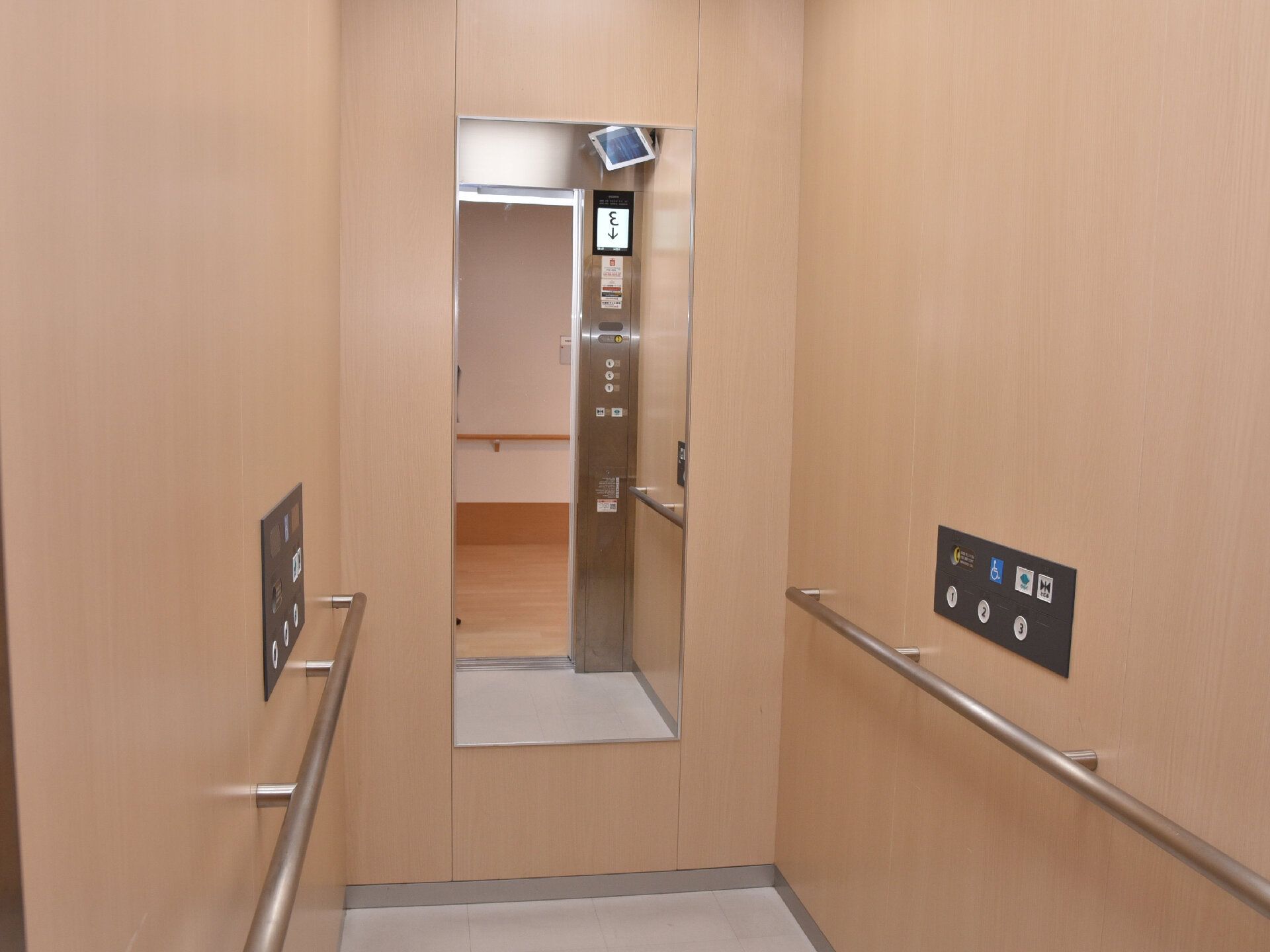 車椅子の方が簡単に利用できる広さがあるエレベーター
